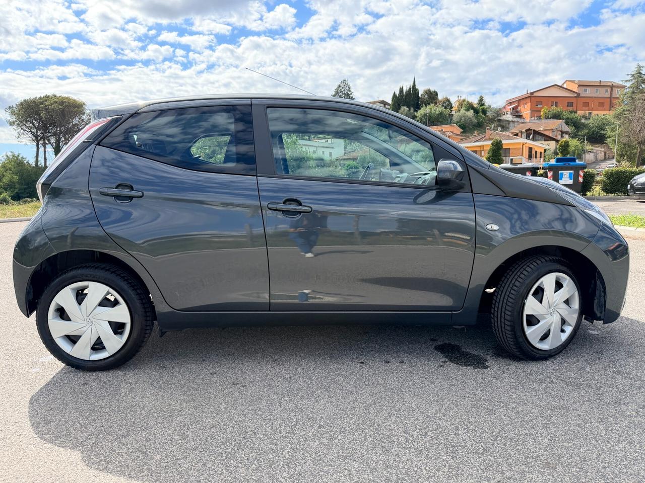 Toyota Aygo 1.0 VVT-i 69 CV 5 porte x-play 20 MILA KM!!!
