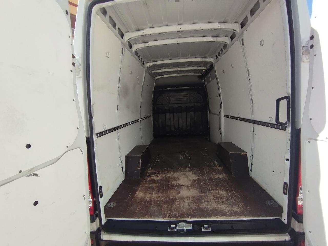 Iveco Daily 33S12 2.3 Cabinato