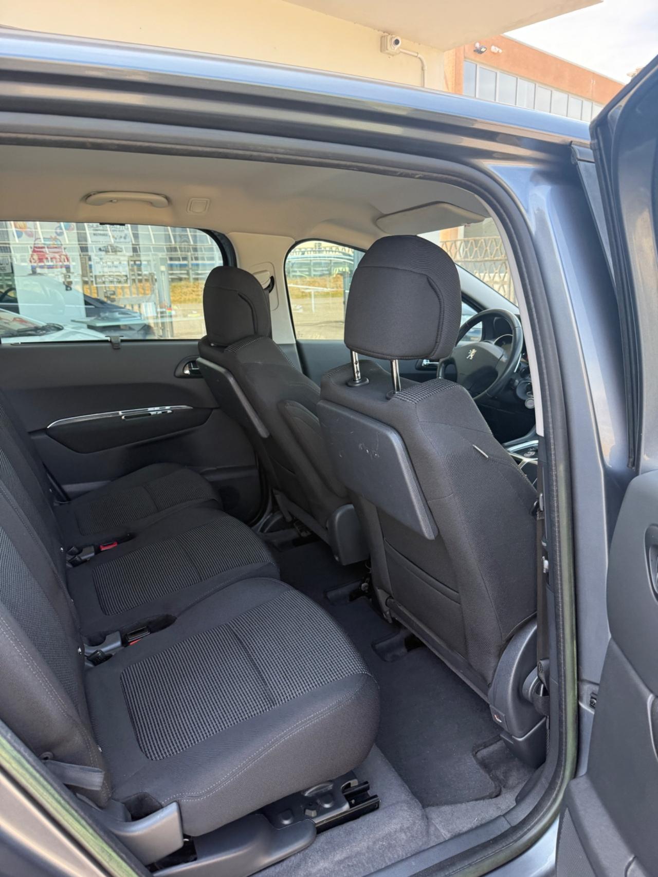 Peugeot 5008 1.6 e-HDi 112CV Stop&Start cambio robotizzato Féline