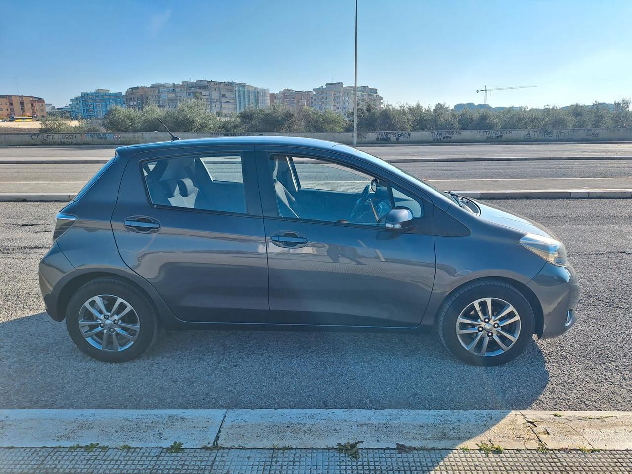 Toyota Yaris 1.3 5 porte Lounge - 12/2013