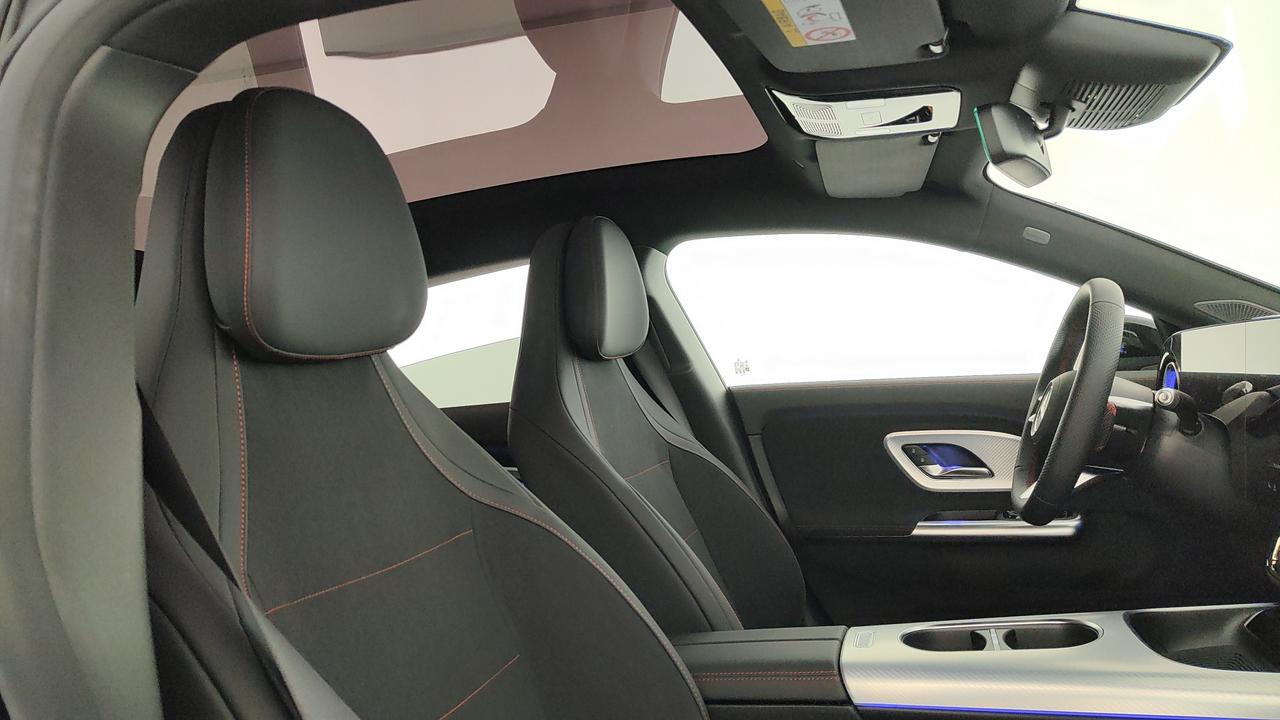 Mercedes-Benz CLA 250+ con tecnologia EQ