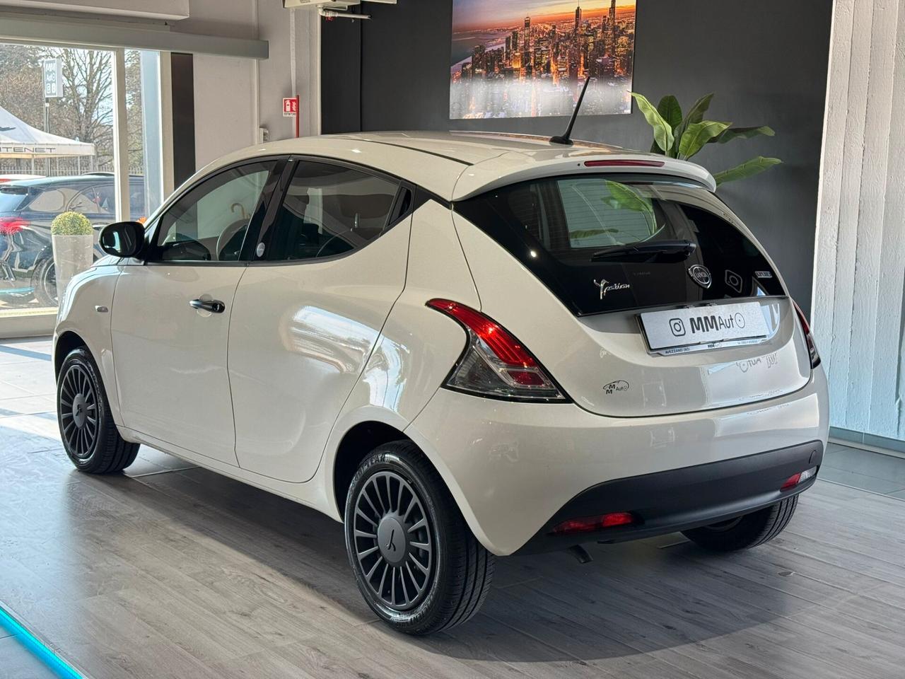 Lancia Ypsilon 1.0 Hybrid 70cv Ecochic Silver