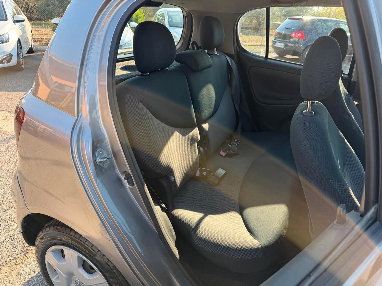 Toyota Yaris 1.4 -4D 75CV 5 PORTE SOL 2004