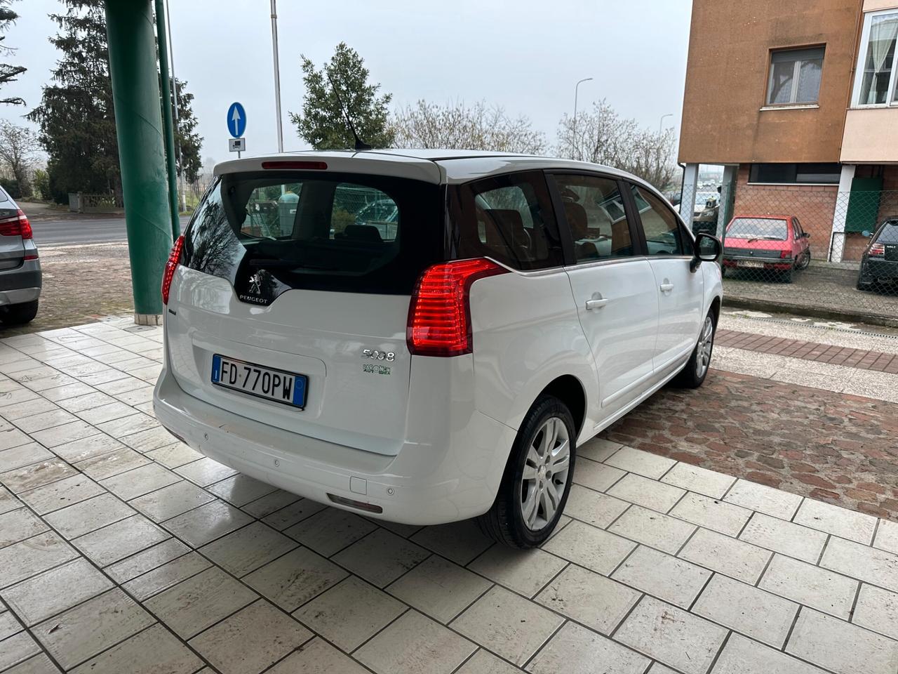 Peugeot 5008 1600 HDI AUT. 7 POSTI
