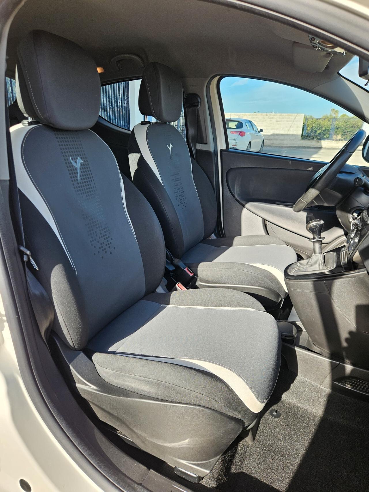 Lancia Ypsilon 1.2 69 CV 5 porte S Momodesign