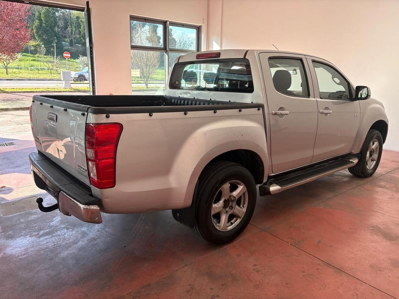 ISUZU PICK-UP D-MAX POSTI 5 DOPPIA CABINA Diesel 2.5 CV 163 Con Km 196.696 CANCIO TRAINO garanzia 12 mesi