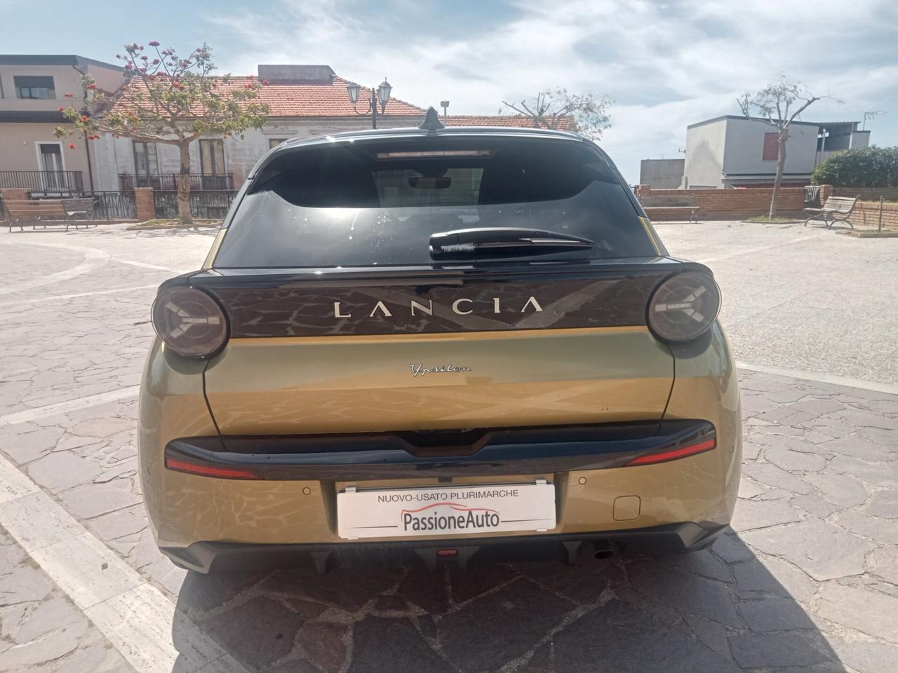 Lancia Ypsilon Hybrid e-DCT LX 2024