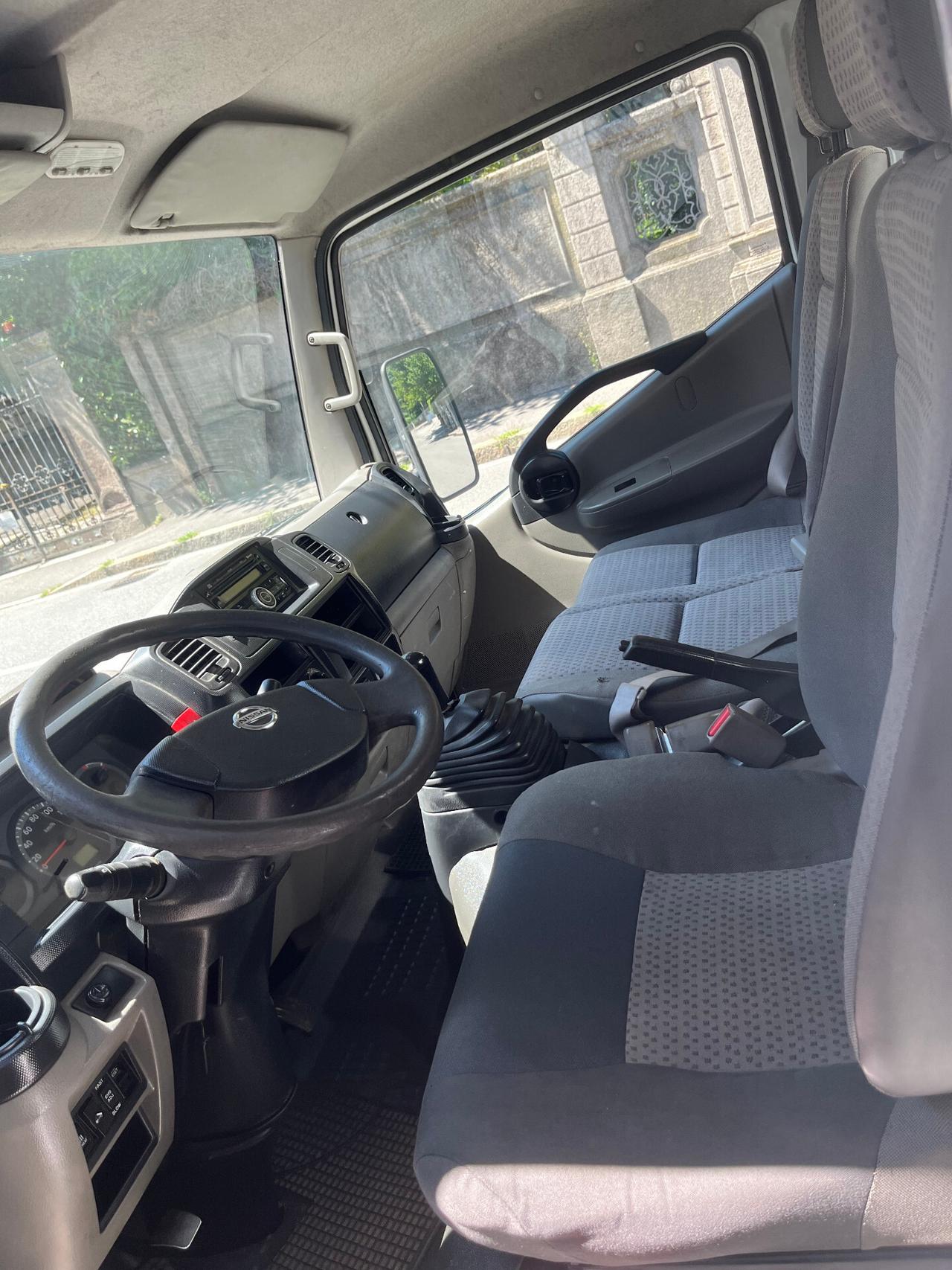 NISSAN CABSTAR 35.13 2.5 TD CASSONE RIBALTABILE TRILATERALE PORTATA 900 KG. RUOTE POSTERIORI GEMELLATE AUTOCARRO 3 POSTI