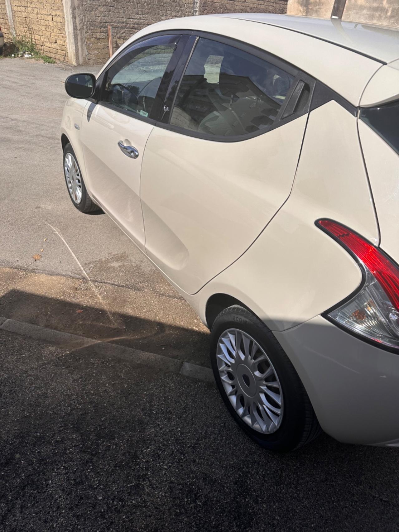 Lancia Ypsilon 1.2 69 CV 5 porte Silver