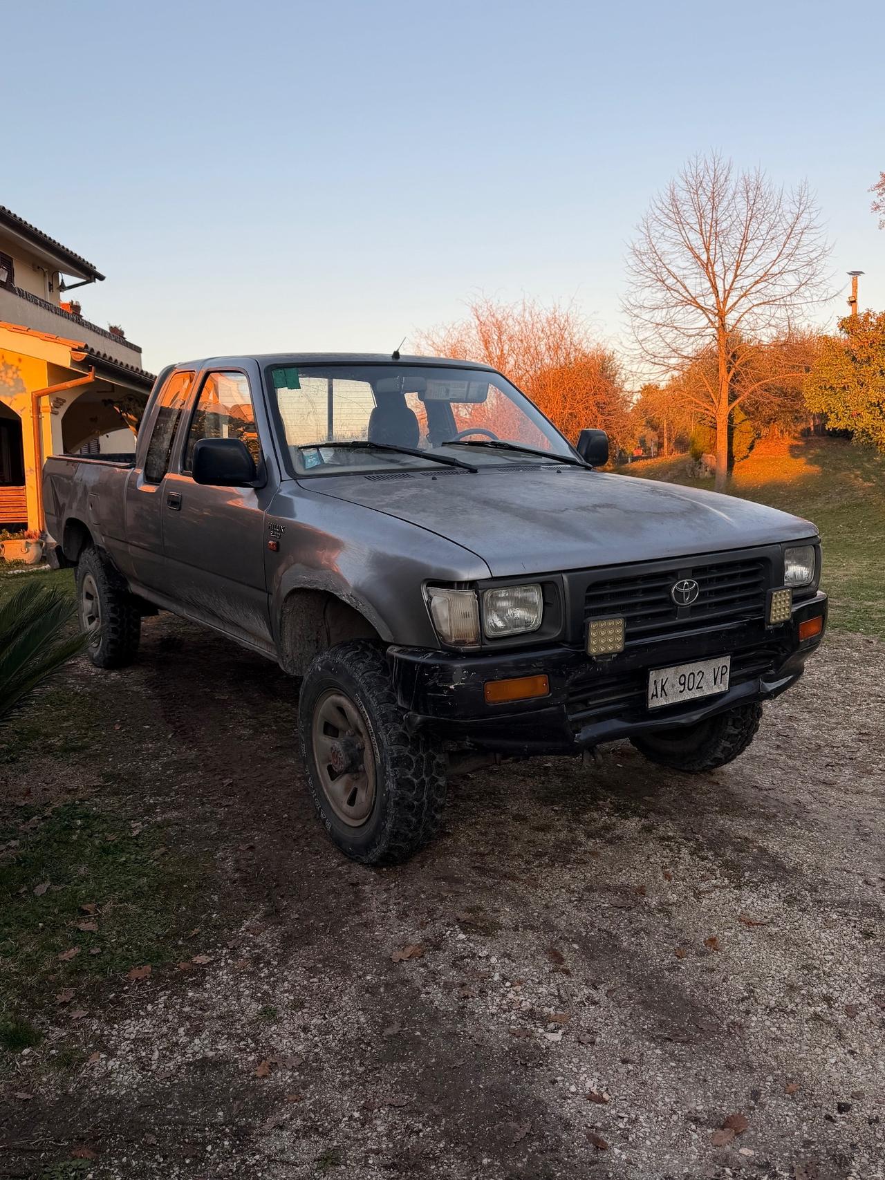 Toyota Hilux 2.4 D 4WD Extracab DC Pick-up