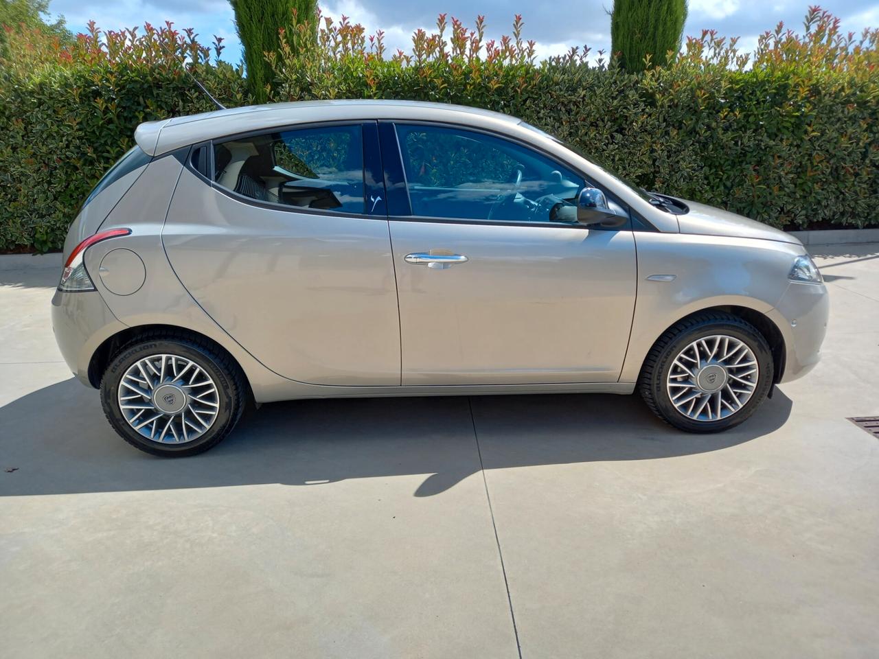 Lancia Ypsilon 1.2 69 CV SOLO 30000 KM !!!