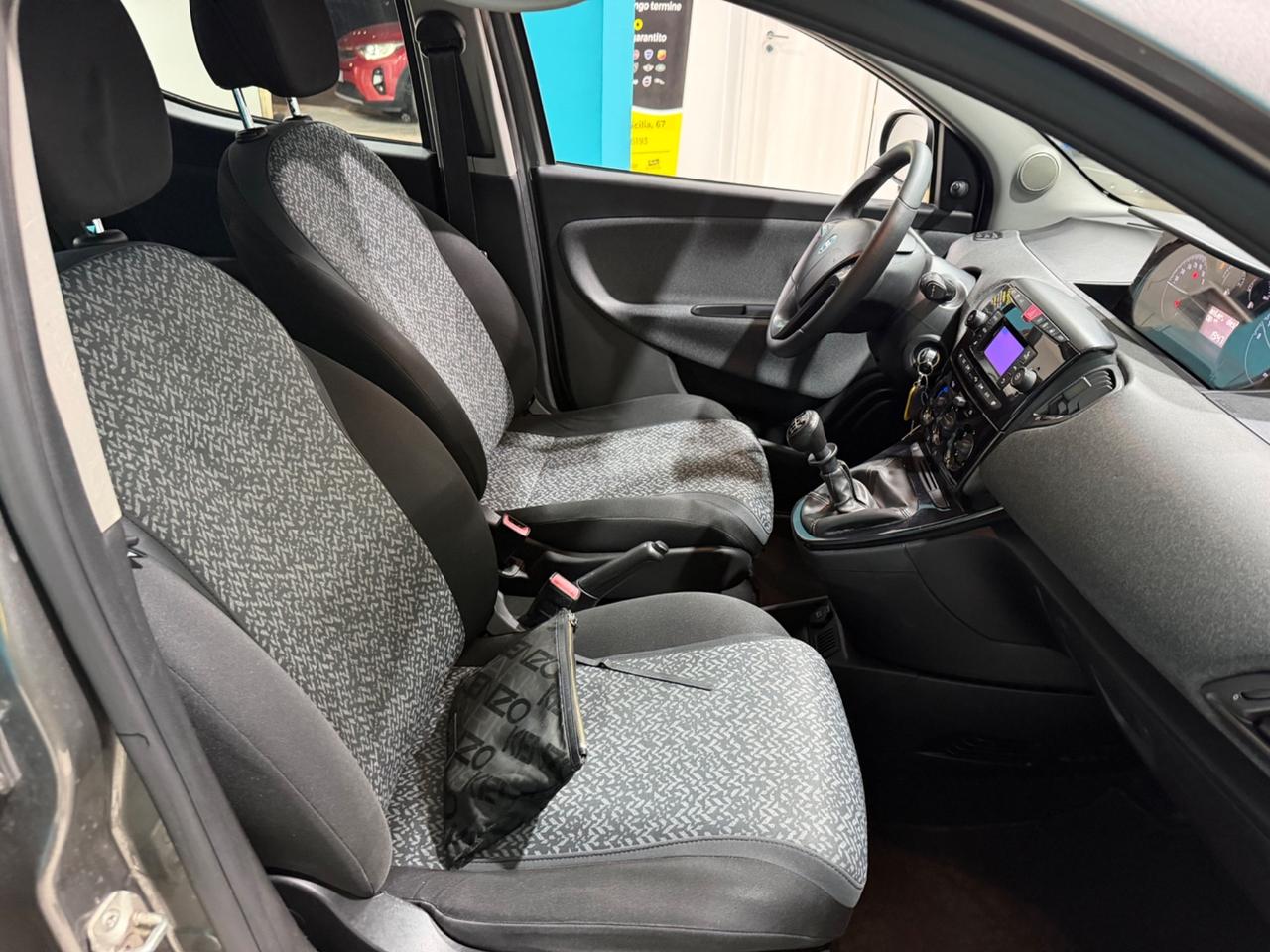 Lancia Ypsilon 1.0 FireFly 5 porte S&S Hybrid Ecochic Silver