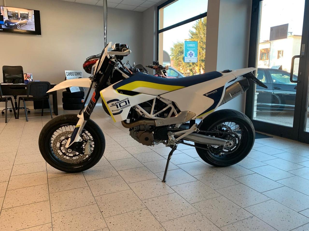 Husqvarna 701 Supermoto pat. A2