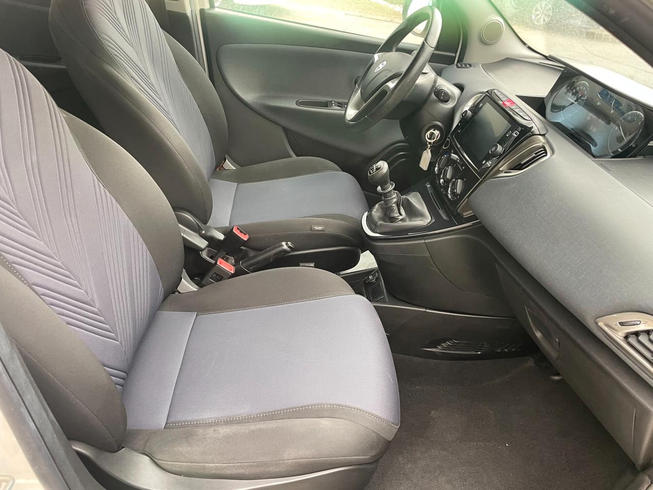 Lancia Ypsilon 1.0 FireFly 5 porte S&S Hybrid Silver