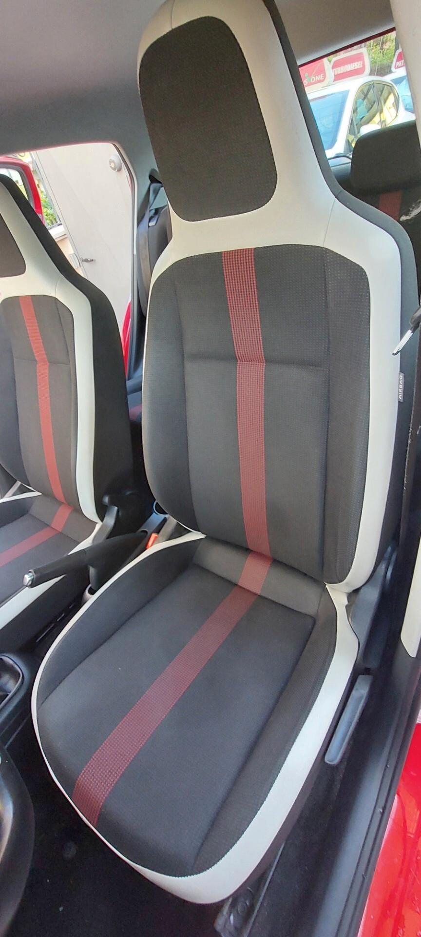 VOLKSWAGEN UP BENZINA/METANO DI SERIE TELEFONO LEGA PELLE SENSORI IMPECCABILE
