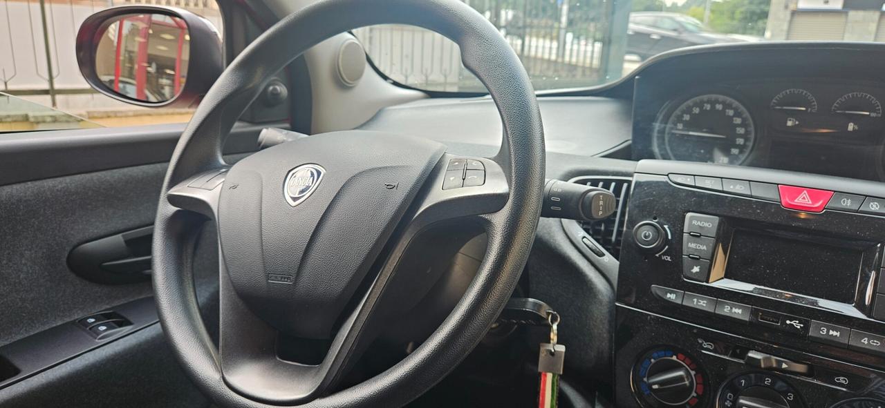 Lancia Ypsilon 1.0 FireFly 5 porte S&S Hybrid Ecochic Silver