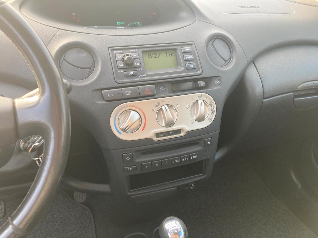 Toyota Yaris 1.3i 16V cat 5 porte Sol