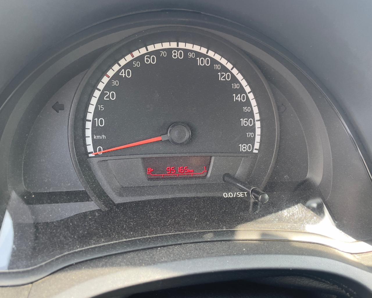 VOLKSWAGEN UP 1.0 5 2012