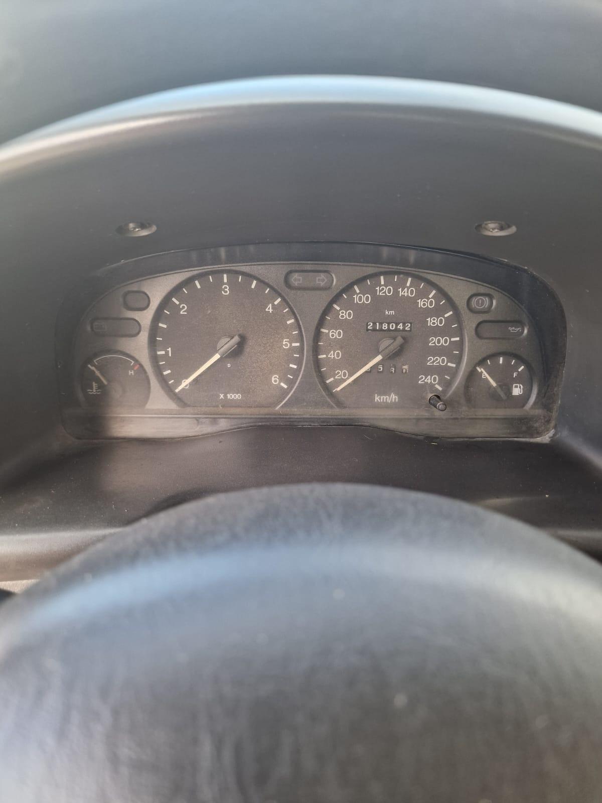 Autocarro Ford con gru del 2001 in saldo 154