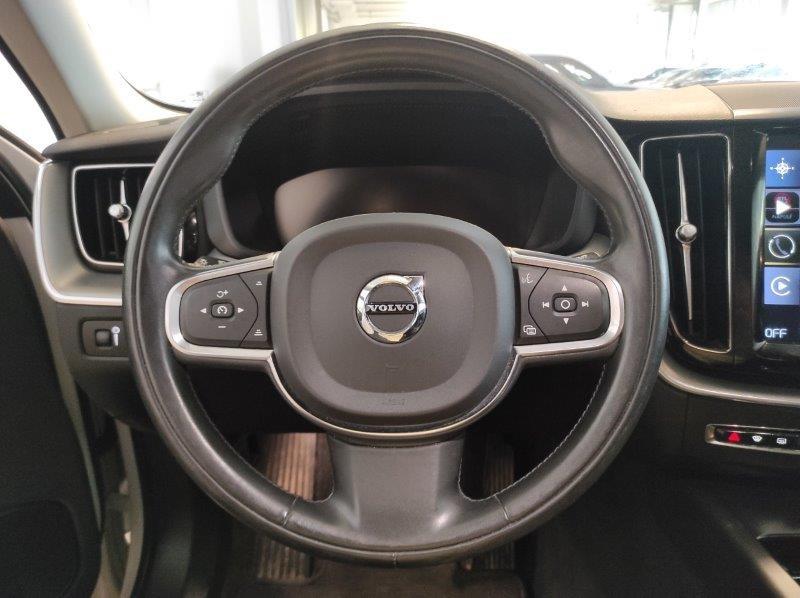VOLVO XC60 (2017-->) - XC60 B4 Geartronic Momentum