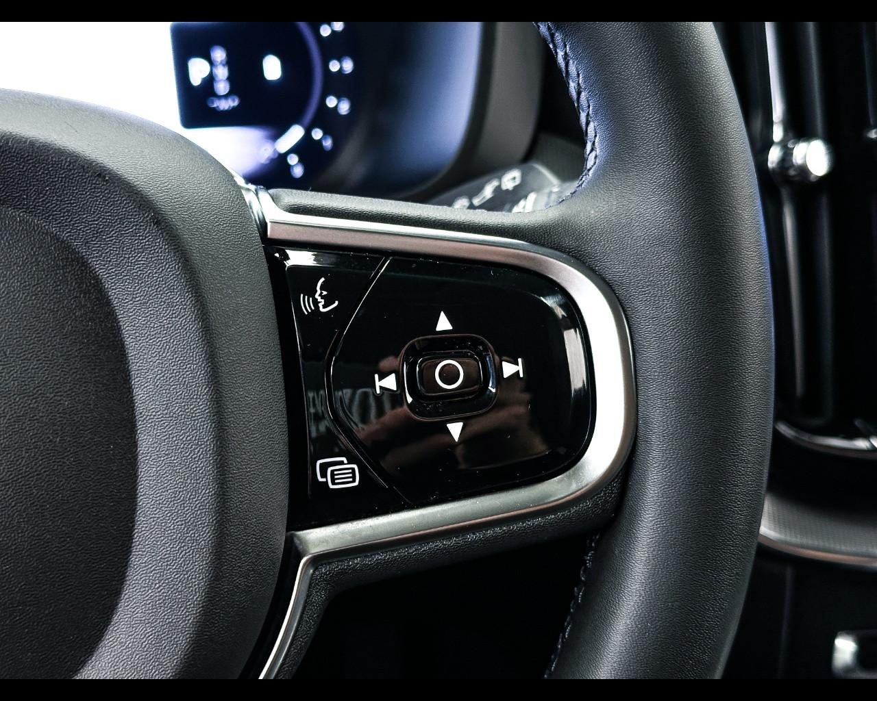 VOLVO XC60 (2017-->) - XC60 B4 (d) AWD automatico Plus Dark