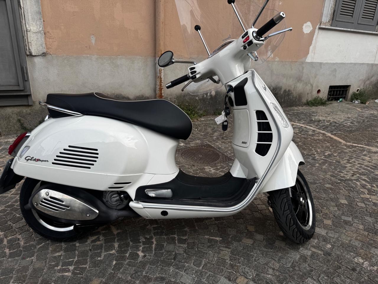 Piaggio Vespa 300 GTS Sport