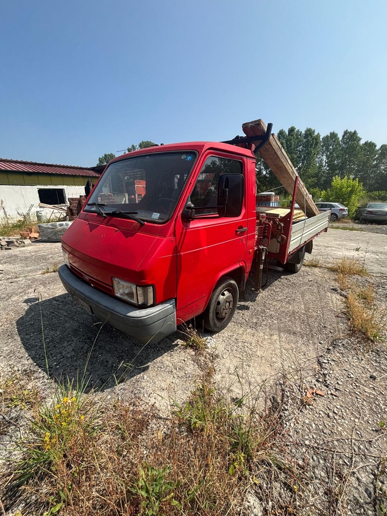 NISSAN CON GRU DI 7 MT