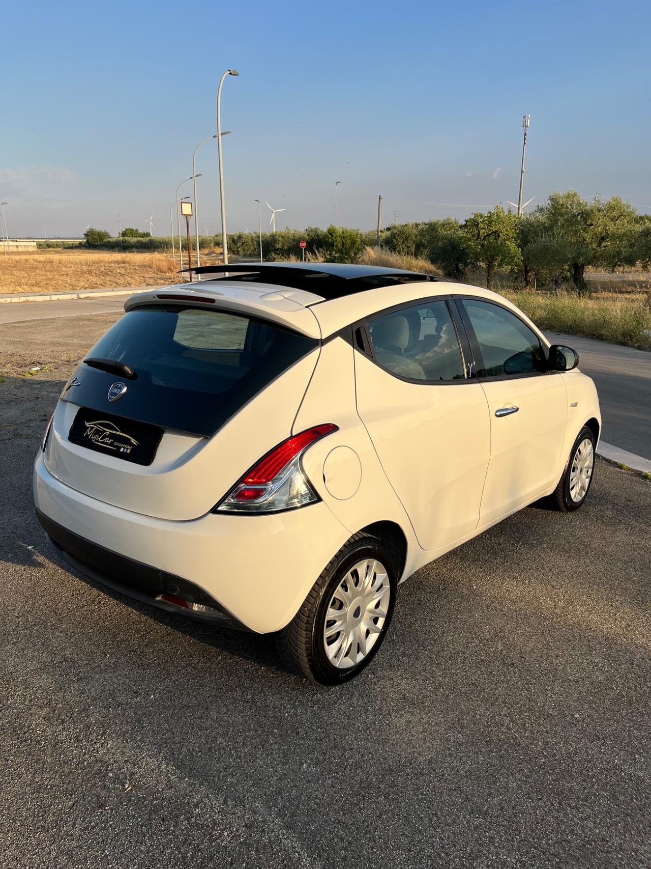 Lancia Ypsilon 1.2 69 CV 5 porte S&S Silver tetto panoramico
