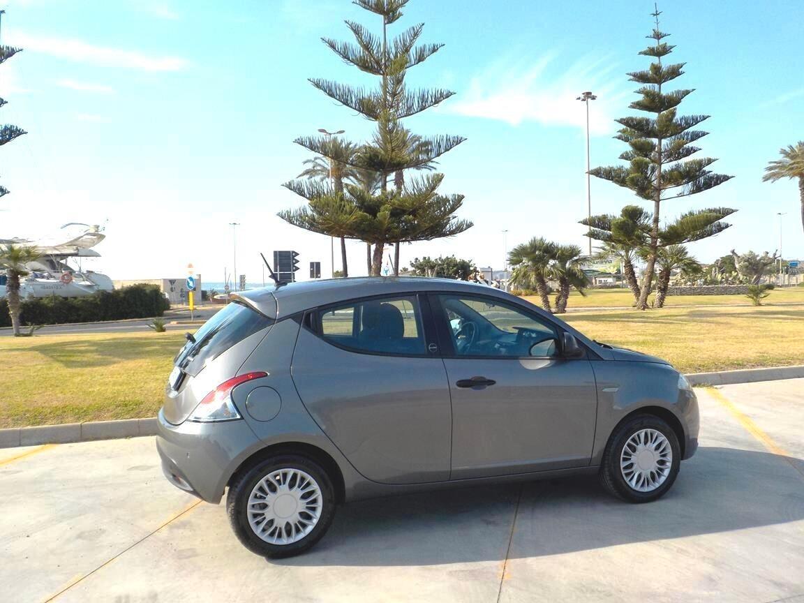 Lancia Ypsilon 1.0 FireFly 5 porte S&S Hybrid Ecochic Silver