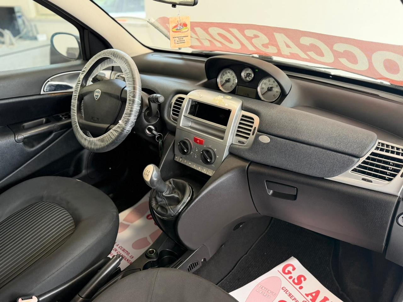 Lancia Ypsilon 1.3 MJT 75 CV Versus