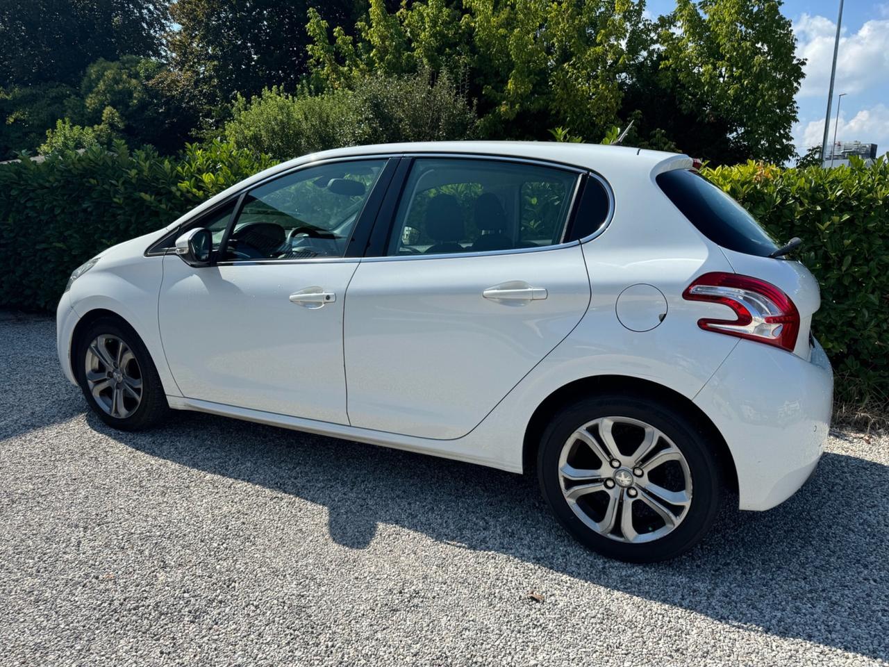 Peugeot 208 1.4 HDi 68 CV 5 porte Allure