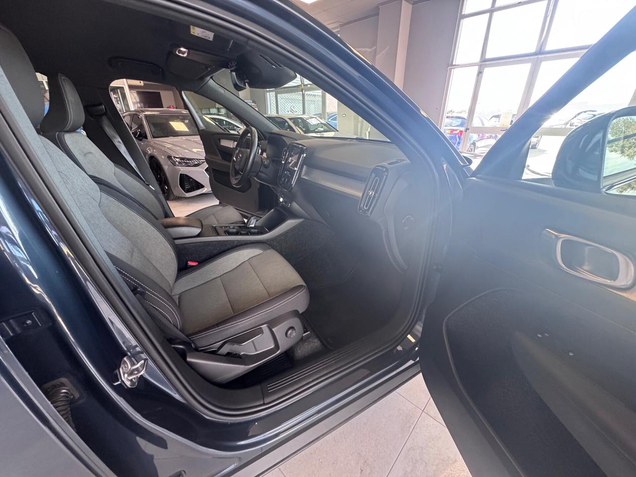 VOLVO XC40 D3 R DESIGN MOMENTUM MY2020
