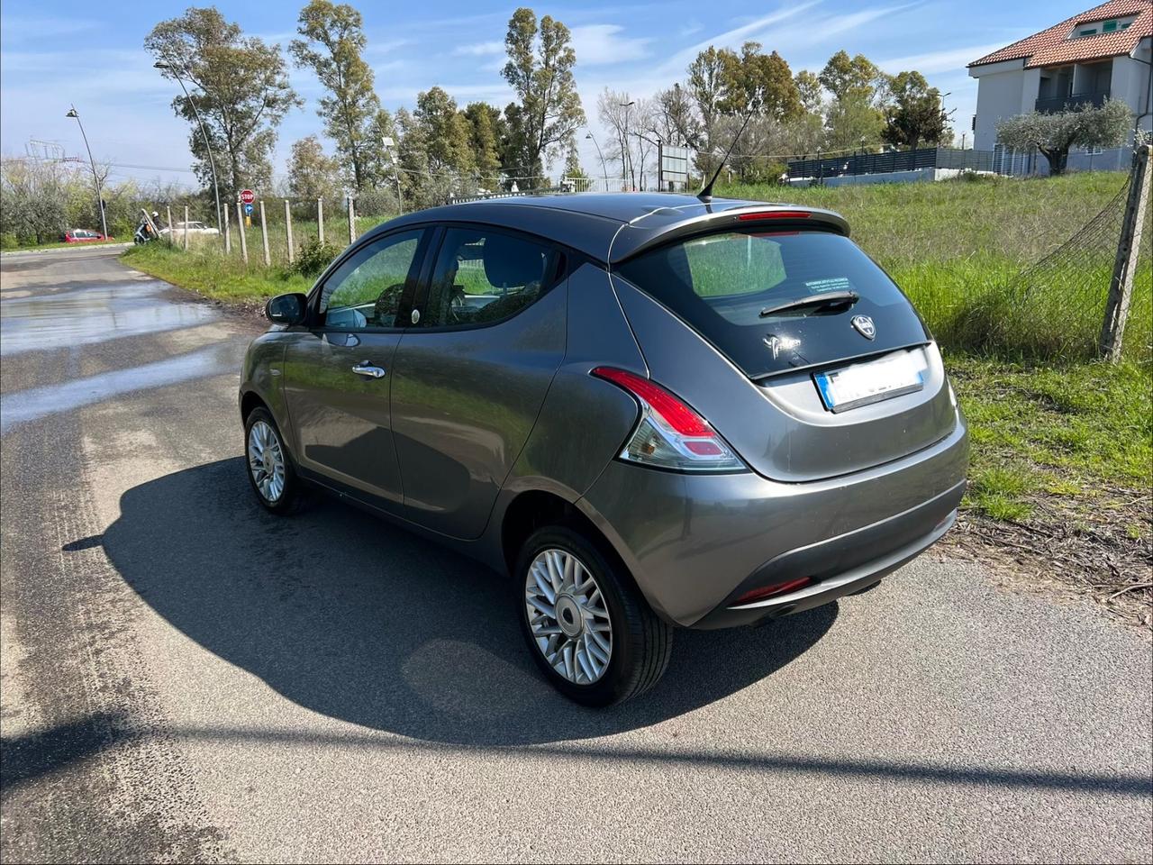 Lancia Ypsilon 0.9 TwinAir 85 CV 5 porte Metano Ecochic Silver