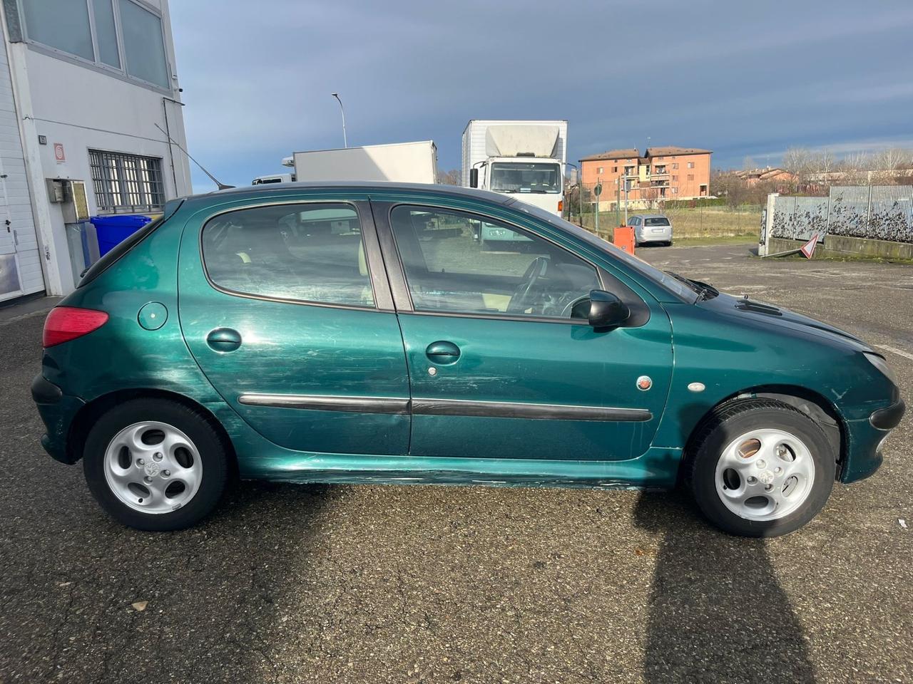 Peugeot 206 1.4benz 2001 109.000km per neopatentati