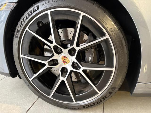 PORSCHE 992 Carrera