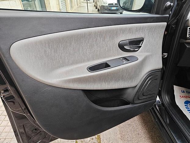 LANCIA Ypsilon 1.2 Benzina 69 CV 5 porte - 2013
