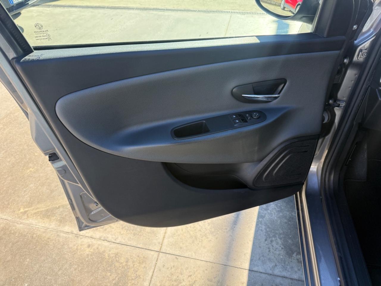 Lancia Ypsilon 1.3 MJT 95 CV 5 porte Platinum