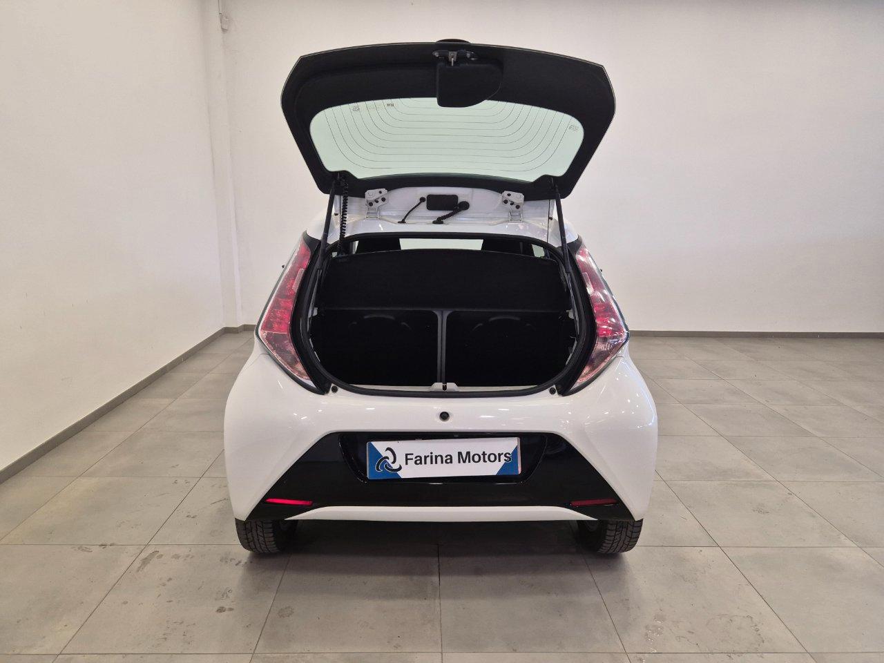 Toyota Aygo 5p 1.0 x-play aut. - NEOPATENTATI - Cam - Navi