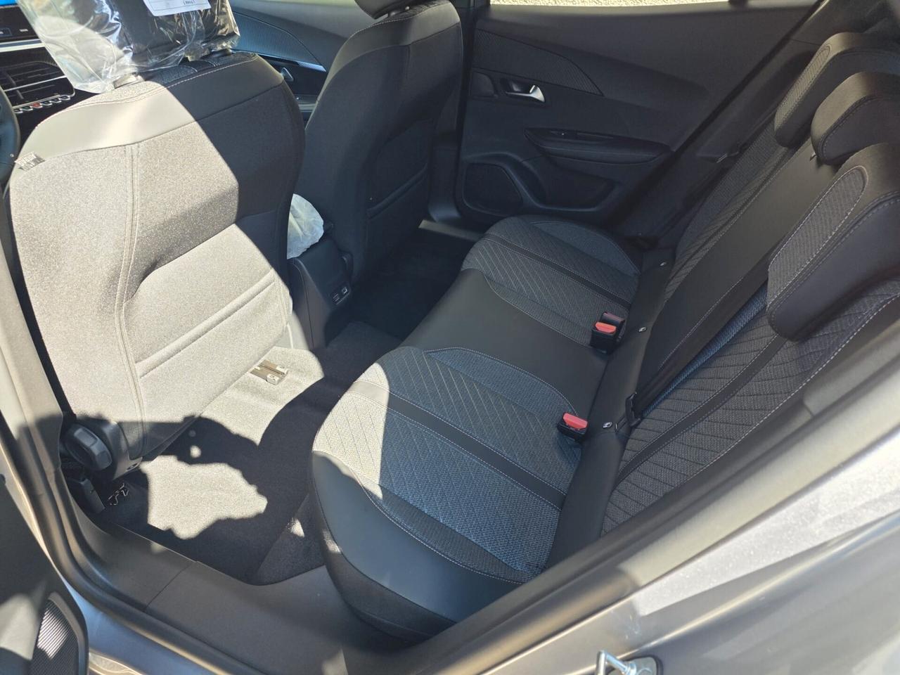 Peugeot 2008 Puretech 100cv. Allure 1.2 b. KM. 0