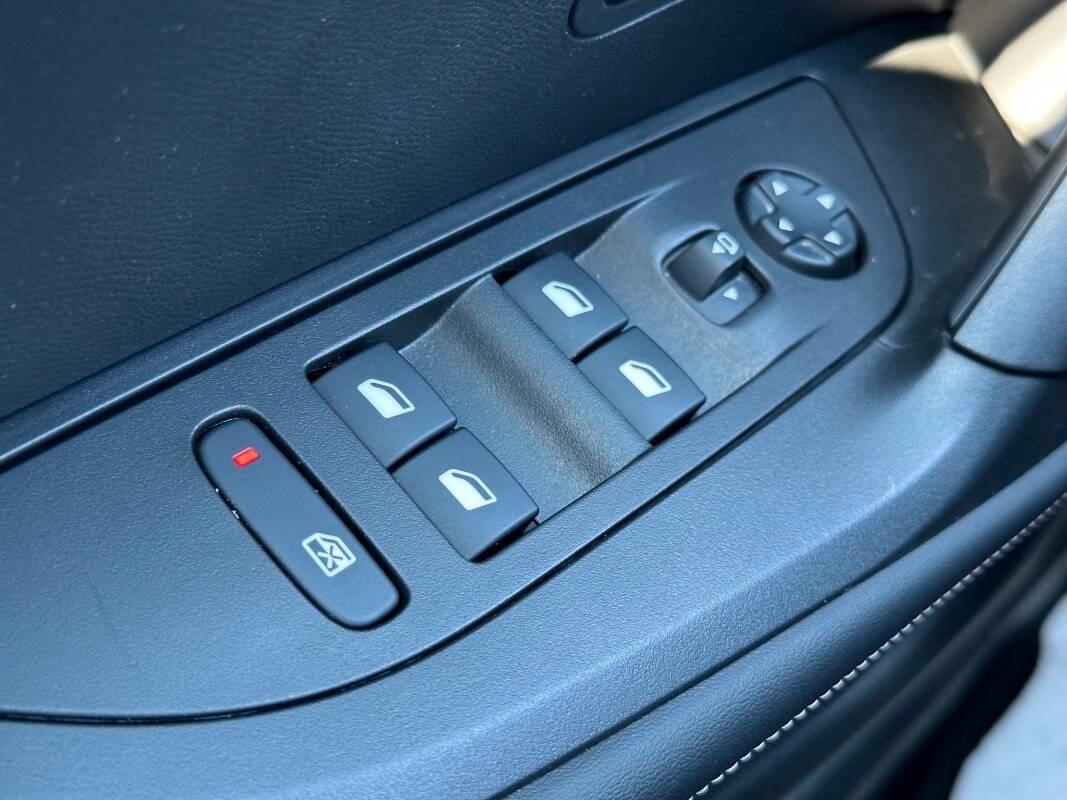 Peugeot 2008 1.2 puretech Allure 100cv con TELECAM E CARPLAY