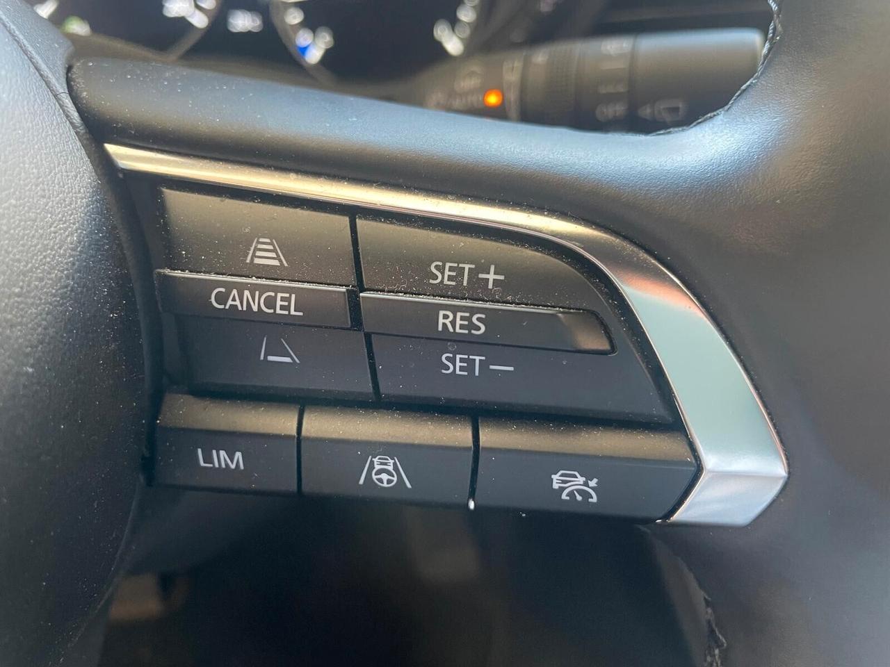 Mazda 3 Mazda3 2.0L e-Skyactiv-G M Hybrid 4p. Exclusive Line