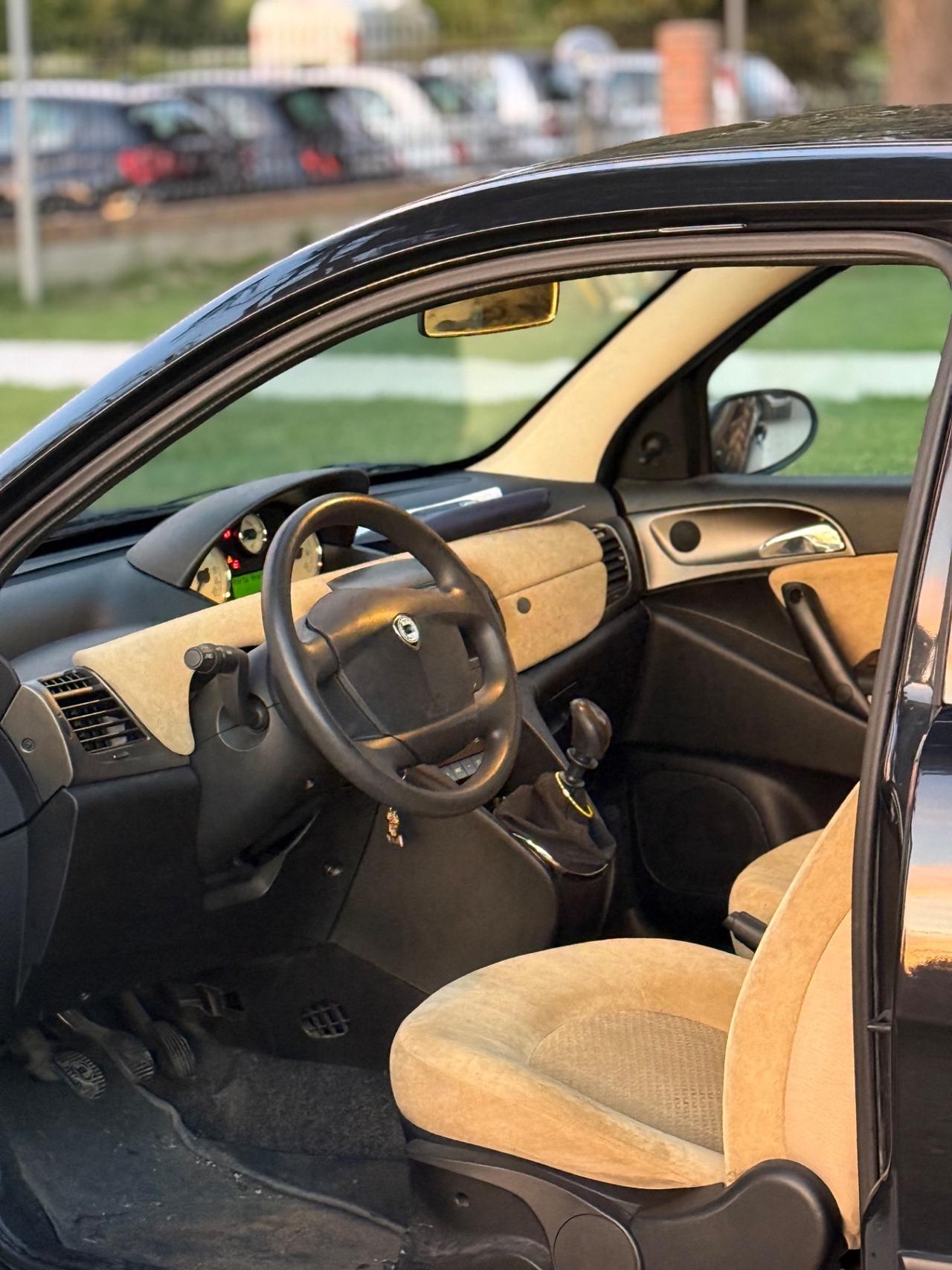 Lancia Ypsilon 1.4 16V Oro