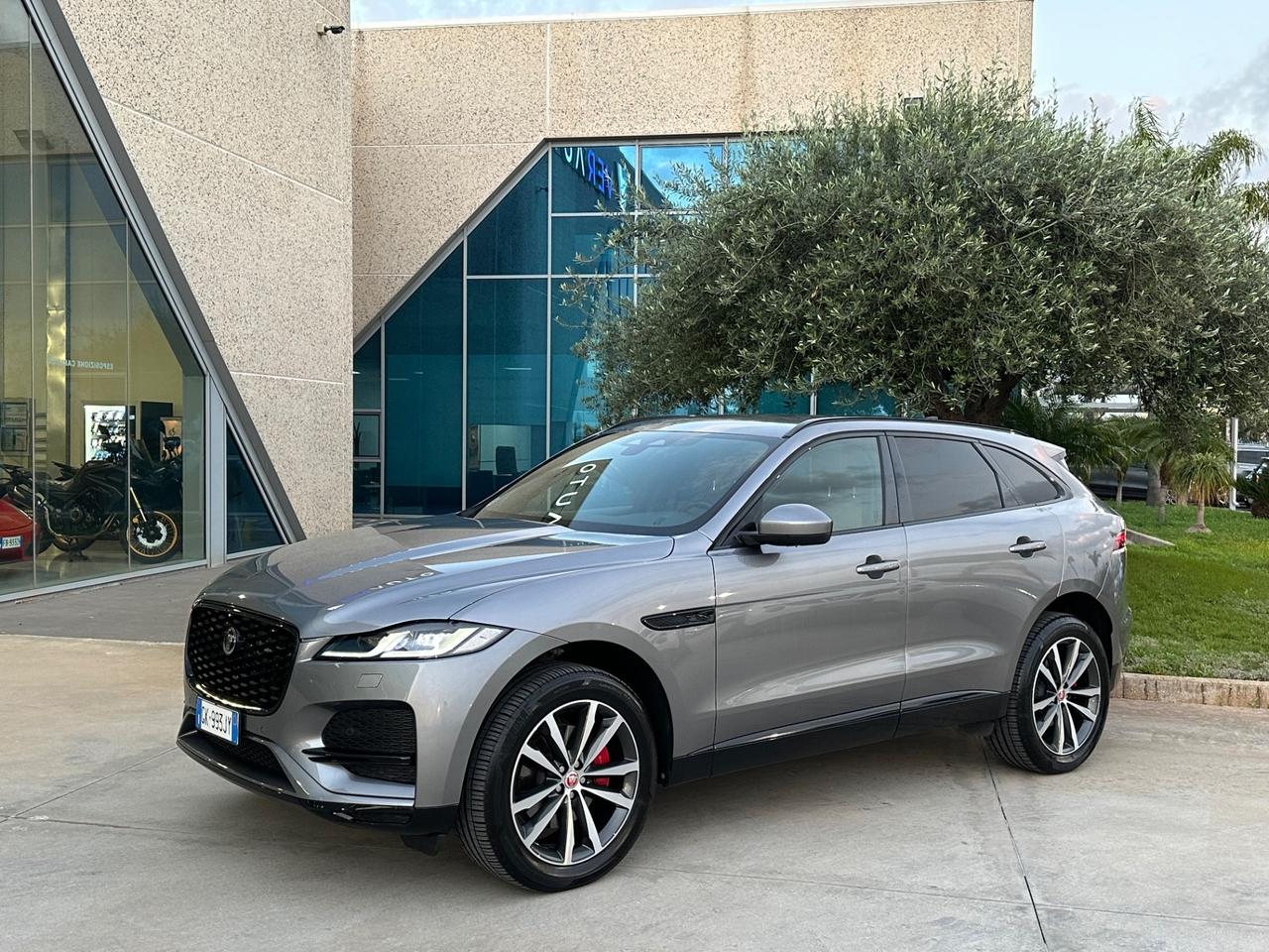 Jaguar F-Pace 2.0d SE 163cv AUTOCARRO N1 totalmente detraibile