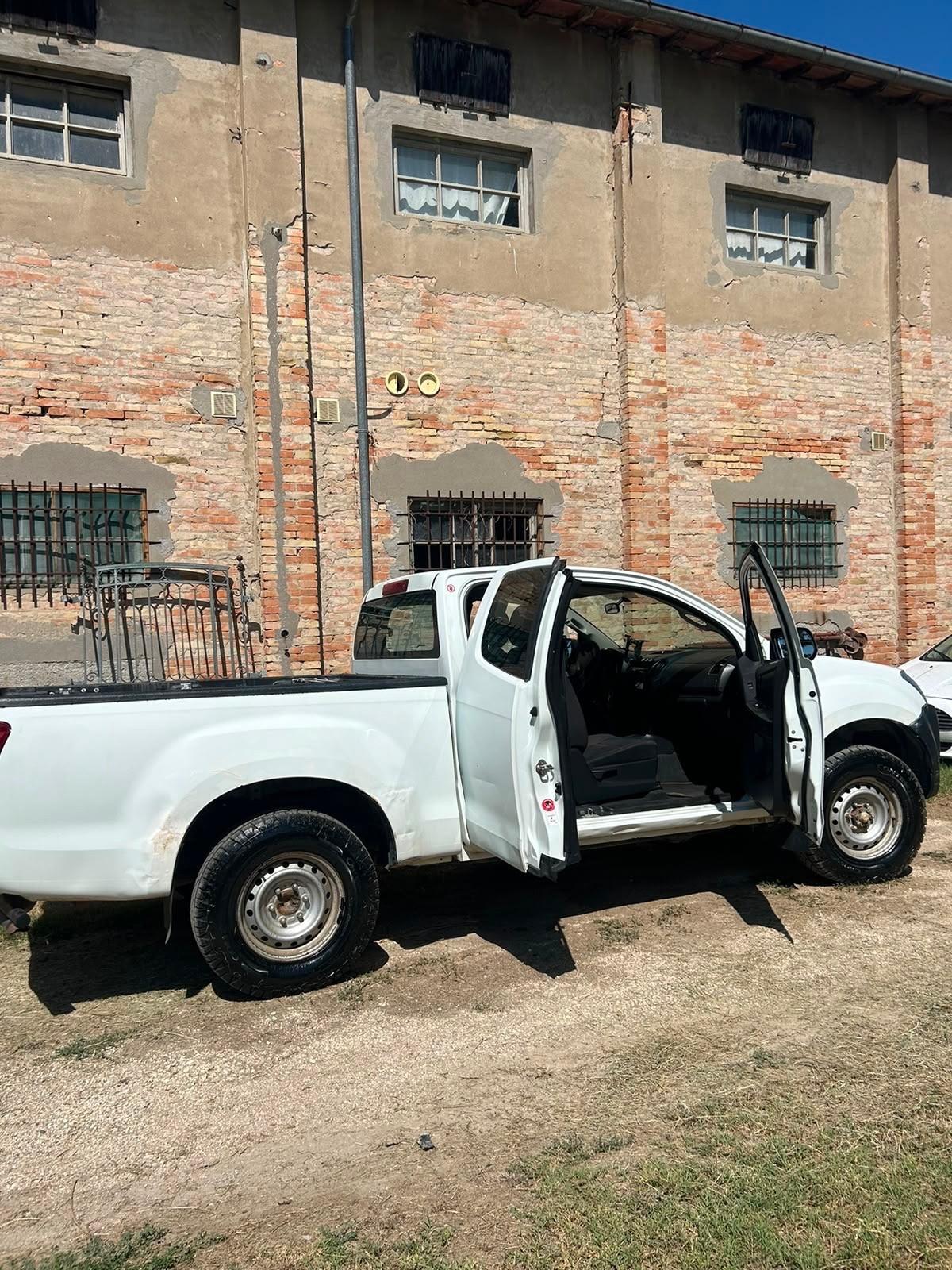Isuzu D-Max 2.5 TD space cab 4WD 2+2 posti