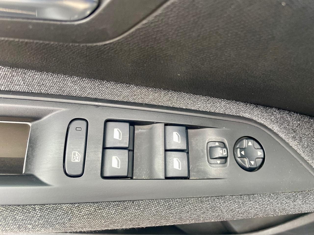 Peugeot 3008 HDi 130cv 6m km 101000 NAVI