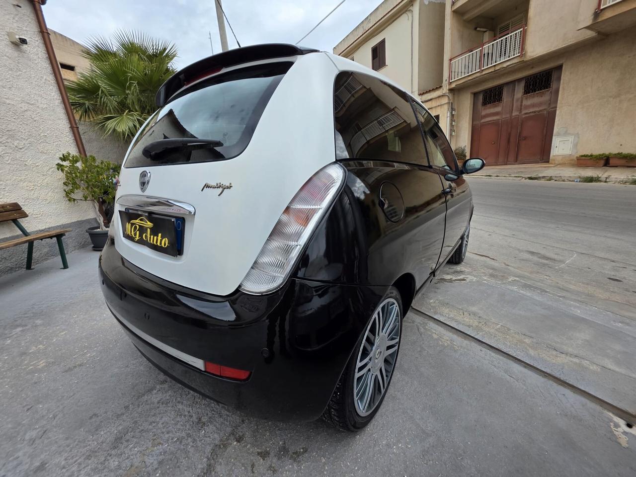 Lancia Ypsilon 1.3 MJT 105 CV Sport MomoDesign