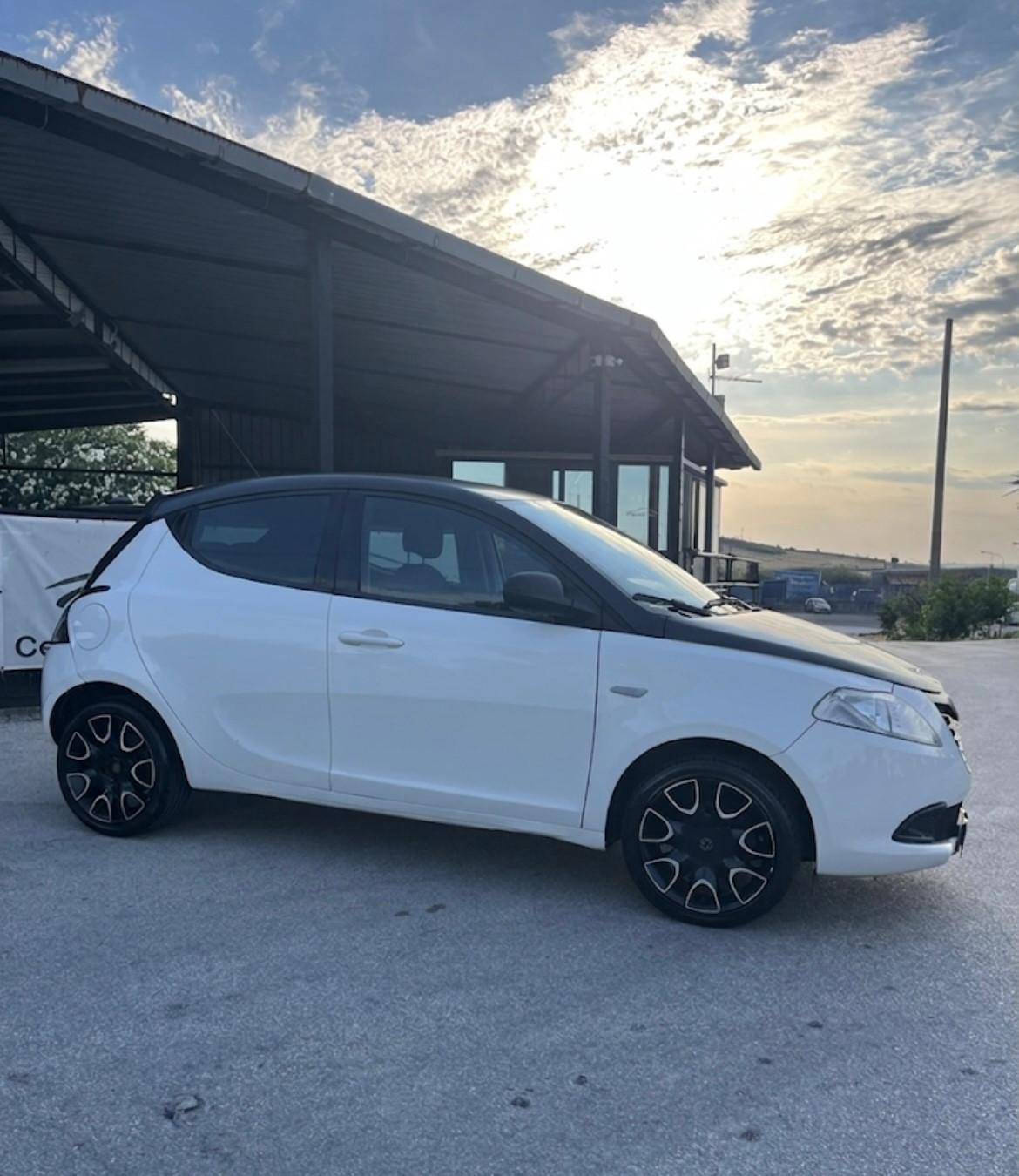 Lancia Ypsilon 1.3 MJT 16V 95 CV 5 porte S&S S Momodesign