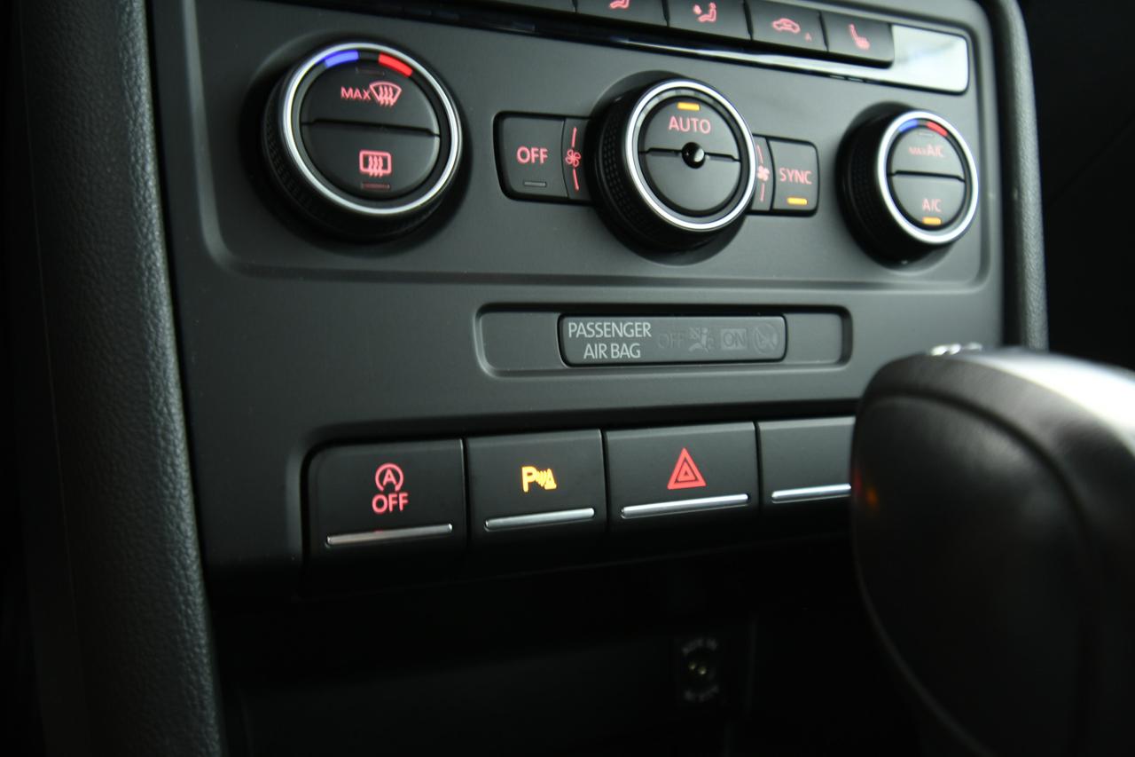 VOLKSWAGEN Maggiolino Cabrio 2.0 tdi bm Design 110cv NEOPATENTATI+C17"