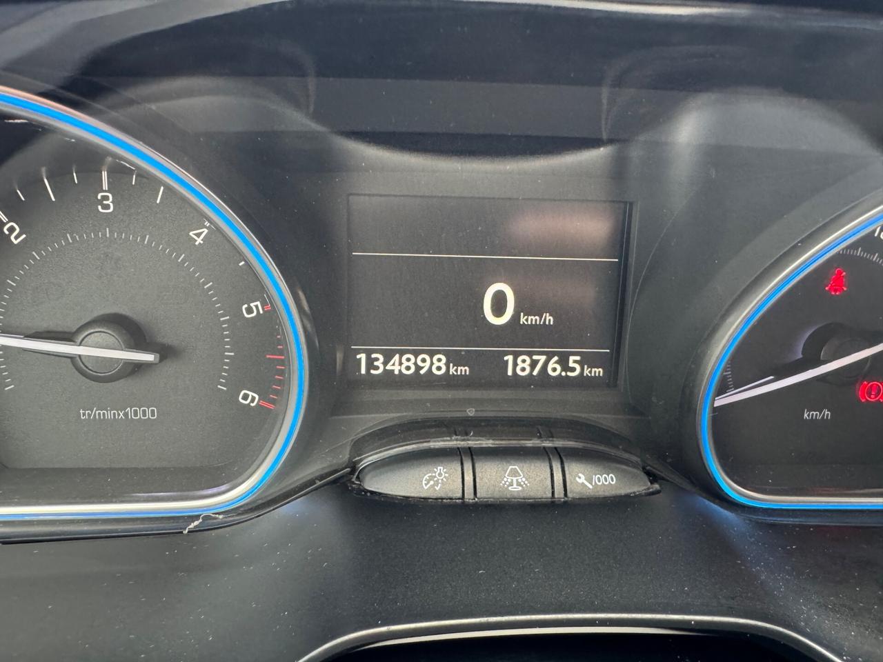 Peugeot 2008 1.6 BlueHDi 120 Allure -GRIP CONTROL-