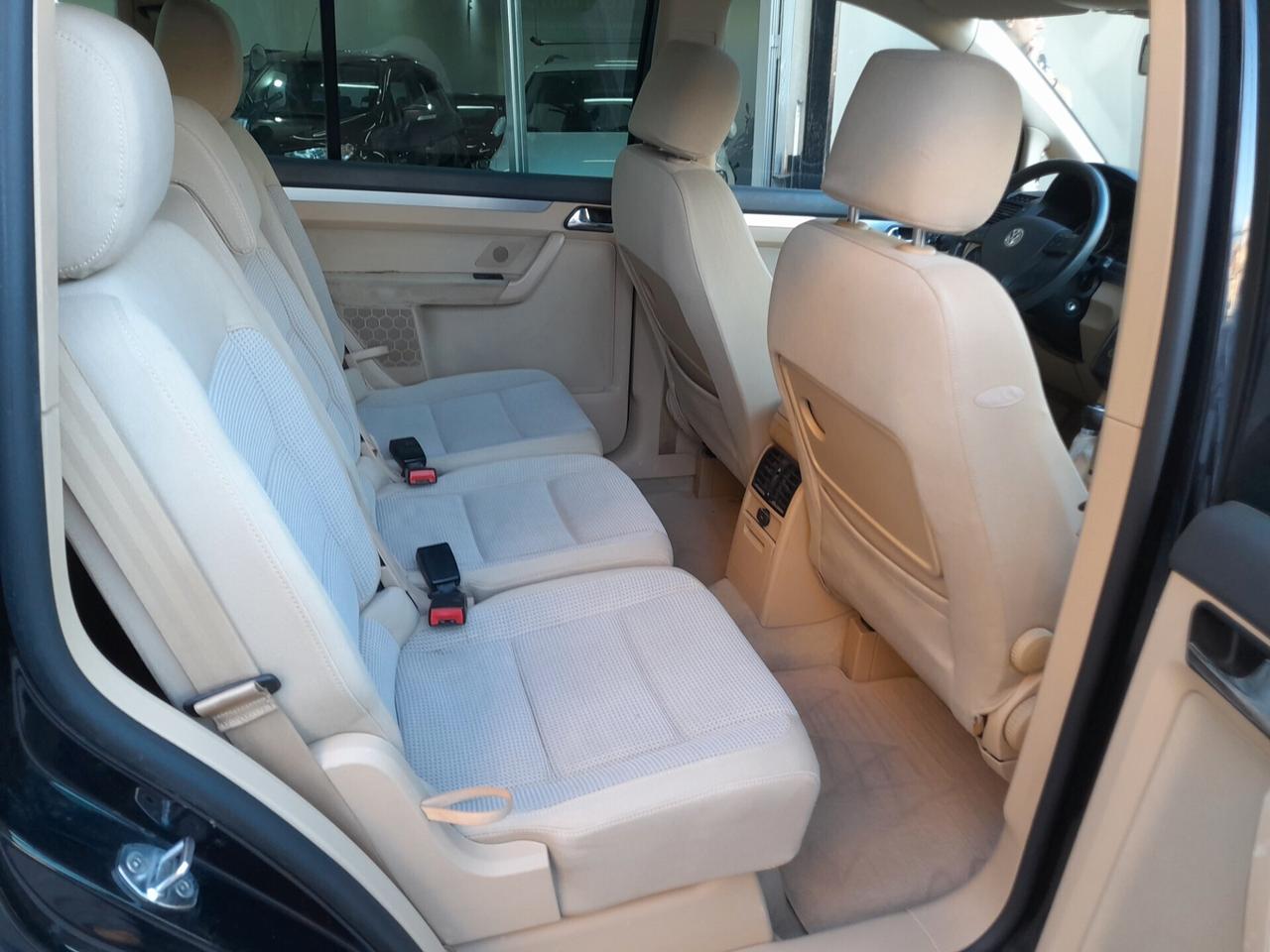 Volkswagen Touran 1.6 FSI Highline